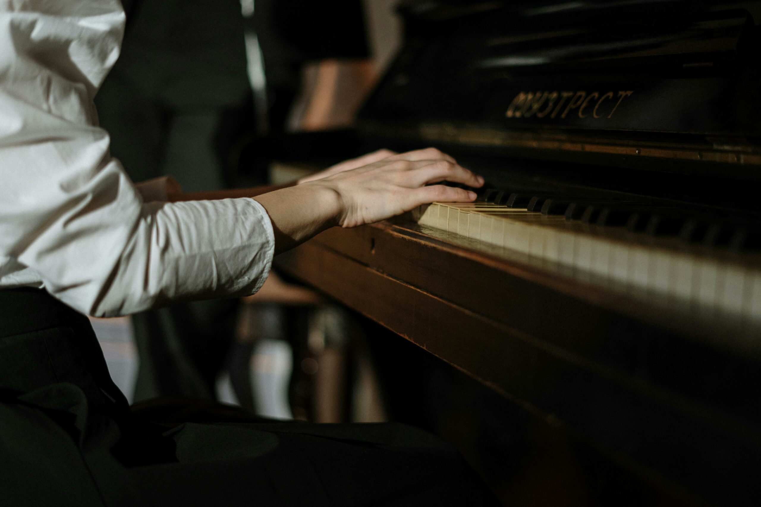 Cours de piano à domicile avec Musikadom – élève jouant sur un piano classique